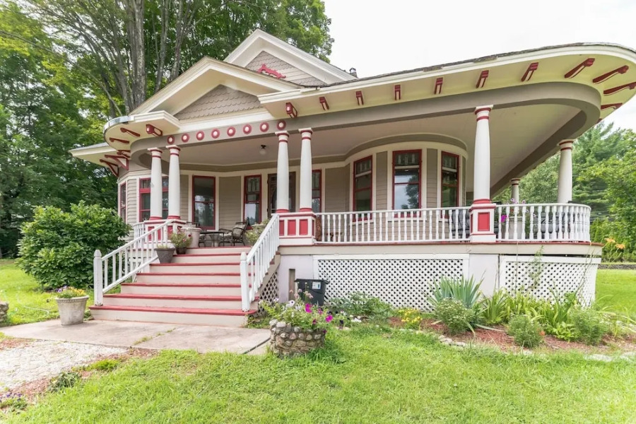 Spacious Victorian Home With Mountain Views And Lots Of Fun Extras!! 5 Bedroom Farmhouse by RedAwning
