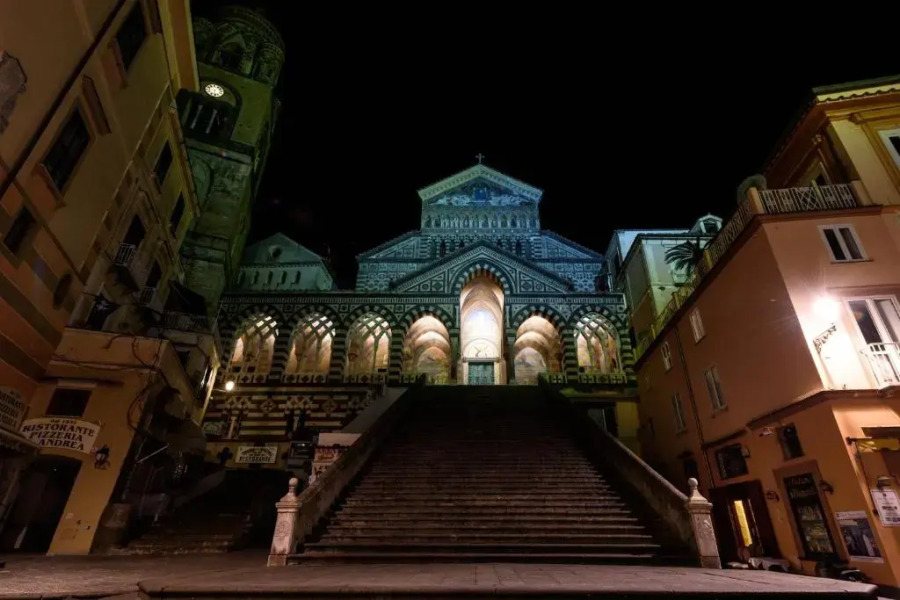 Paper Apartment with Pool