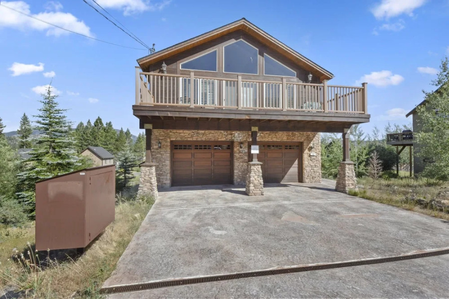 Mule Meadows Classy, Split Level South Tahoe Home!