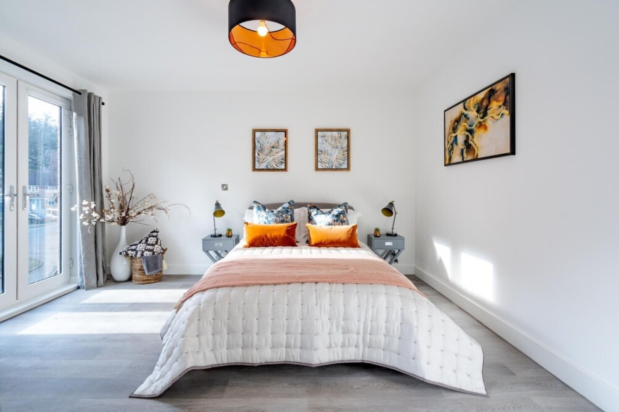 New 1 bed Interior Designed Apartment 55 Mins to London