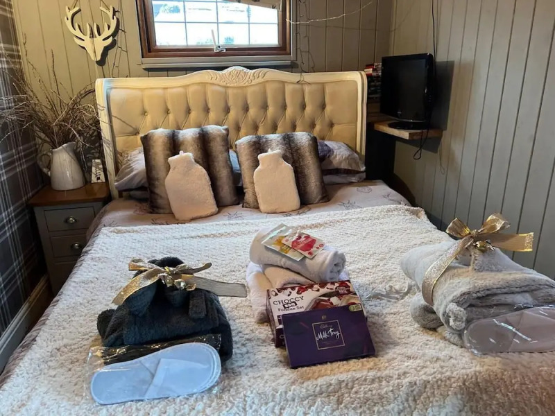 Cute and Cosy Shepard hut With Wood Fuel hot tub