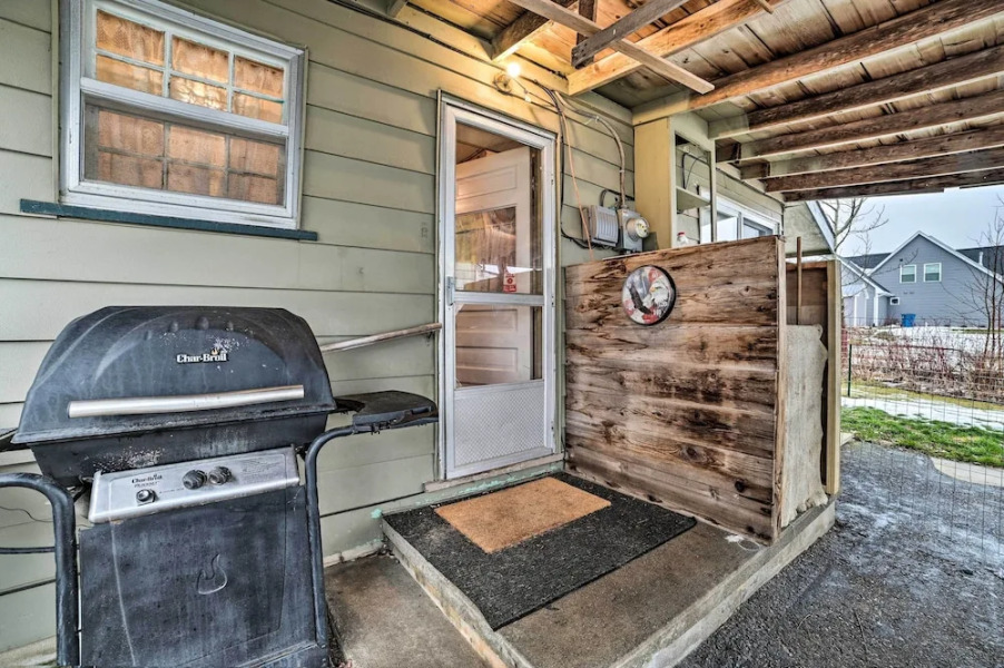 Cozy & Rustic Cottage With Houghton Lake Access!