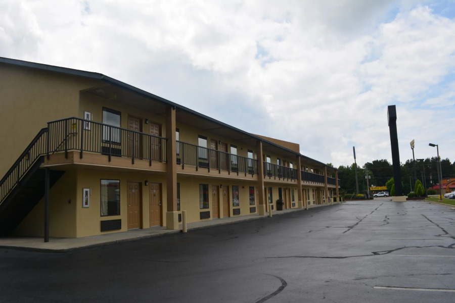 Deluxe Inn Fayetteville - I-95 Exit 49