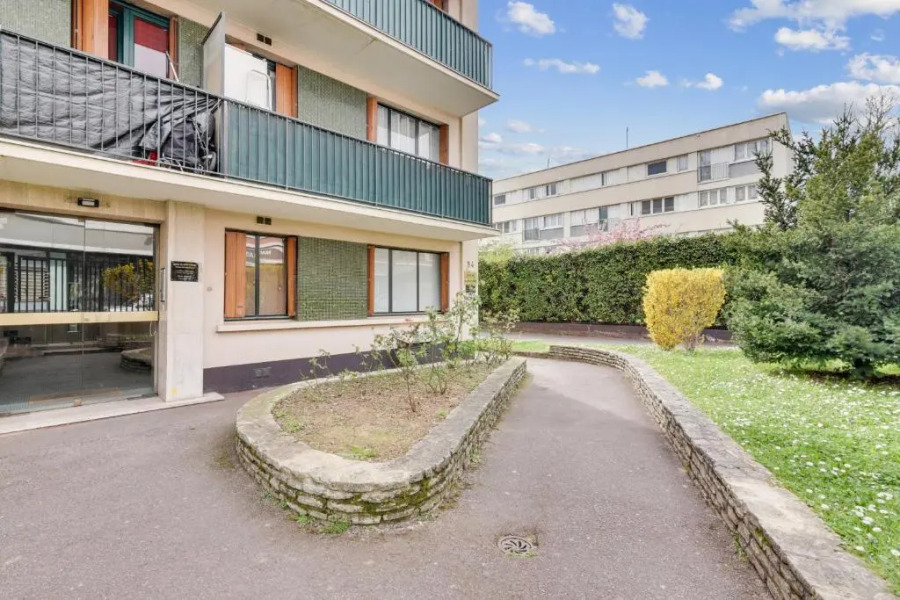 Budget apart with balcony near Paris