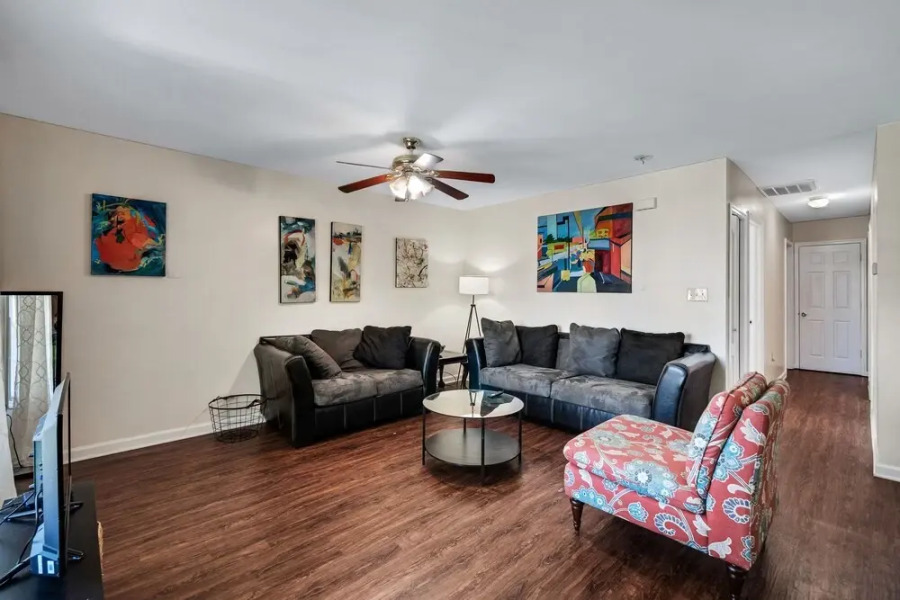 Have The Best Stay At Our Modern Art Gallery Home 3 Bedroom Home by Redawning