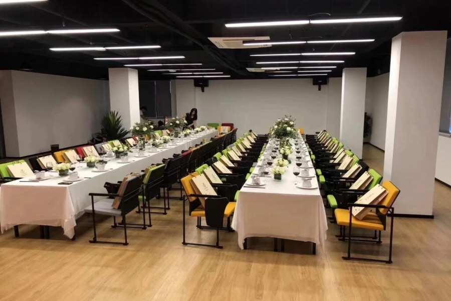 IU Hotels Hezhou City Government Plaza