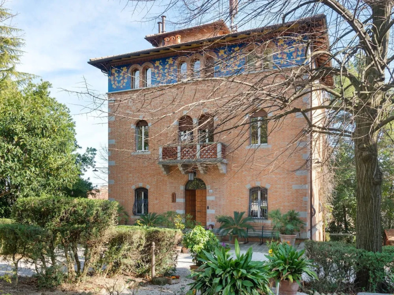 Plush Holiday Home in Macerata with Jacuzzi