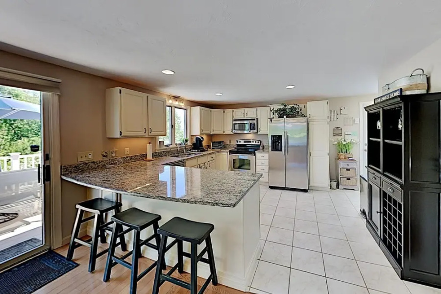 Spacious Wooded W/ Deck & Alfresco Dining 3 Bedroom Home