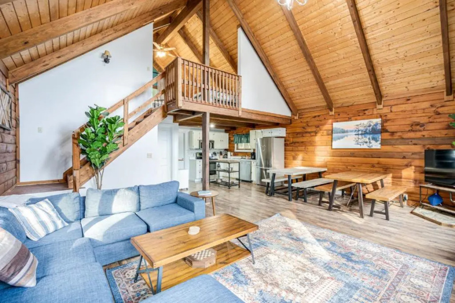 Modern Cabin w Hot Tub, Pond, Deck, Fire Pit, WiFi