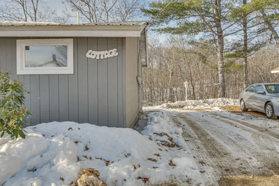 Single-story Cottage in Glen w/ Deck & Near Skiing