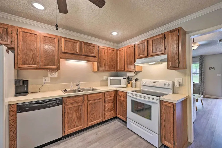 Lovely High Point Abode ~ 2 Mi to University!