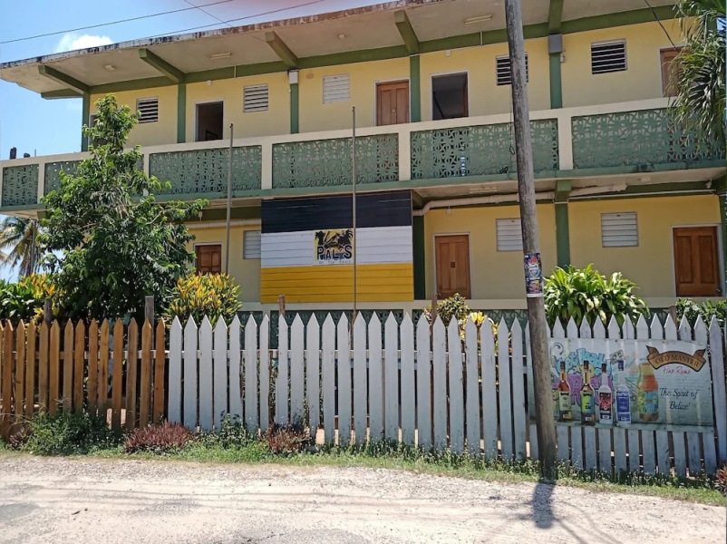 Pal's on the Beach - A Gold Standard Hotel