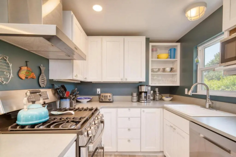 Beach Pines Bungalow by Avantstay Classic Cottage Steps to the Beach w/ Private Yard