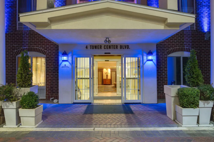 Holiday Inn Express & Suites Tower Center New Brunswick