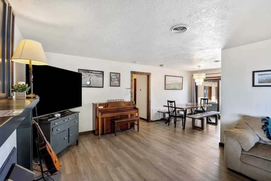 Lakefront Washington Home w/ Private Pool & Sauna