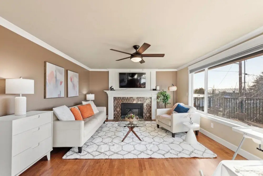 Renton Lakeside Oasis, Lakeview, 4B 2.5B, Spacious