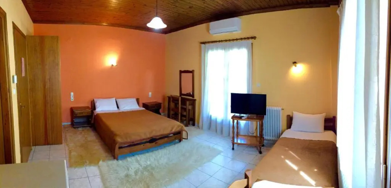 Dipla Sto Potami (Next To The River)