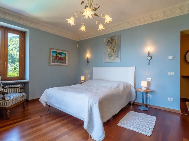 Villa With Private Pool and View of the Lake