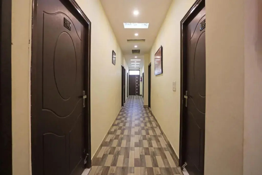 Super OYO 14332 Raj Palace