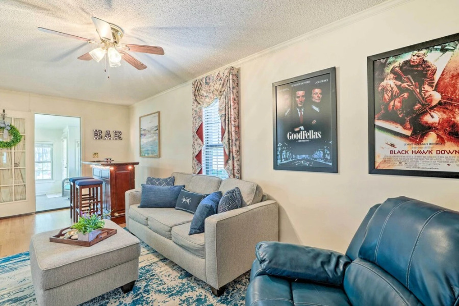 Lakeside Happiness: Home on Lake Moultrie!