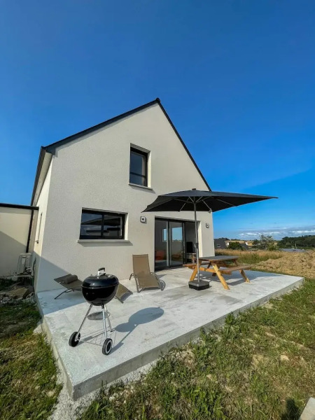 Pretty new House With Small sea View