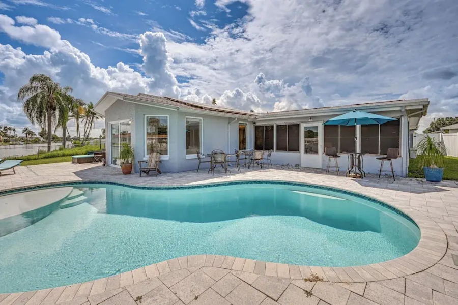 Sunset Views & Hot Tub: Lakefront Holiday Retreat!