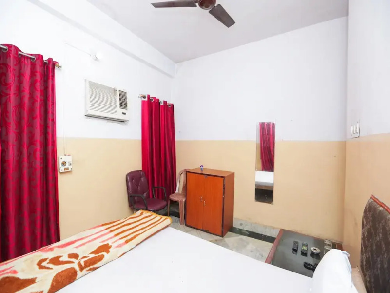 SPOT ON 45472 Hotel Savitri