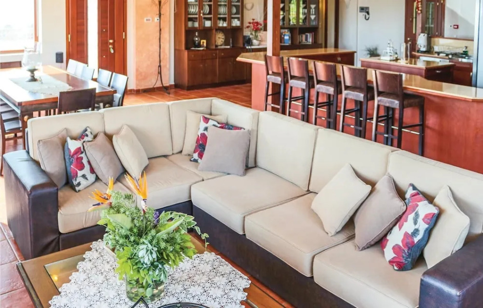 Stunning Home in Houdetsi,heraklio With 6 Bedrooms, Internet and Outdoor Swimming Pool