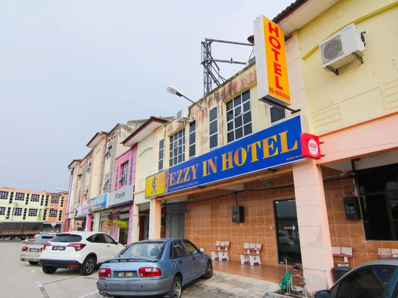 OYO 43962 Ezzy In Hotel