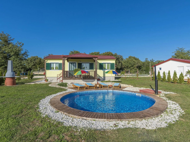 Holiday house with private pool for 4-6 persons in the holiday park Jelovci