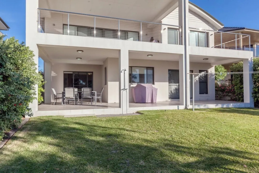 Beach House, Pacific Road, 1/20