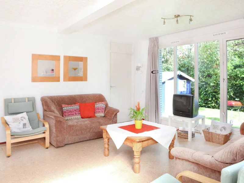 Comfortably Furnished Bungalow on Lake Veere