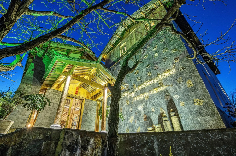 Arro Khampa by Zinc Journey Lijiang