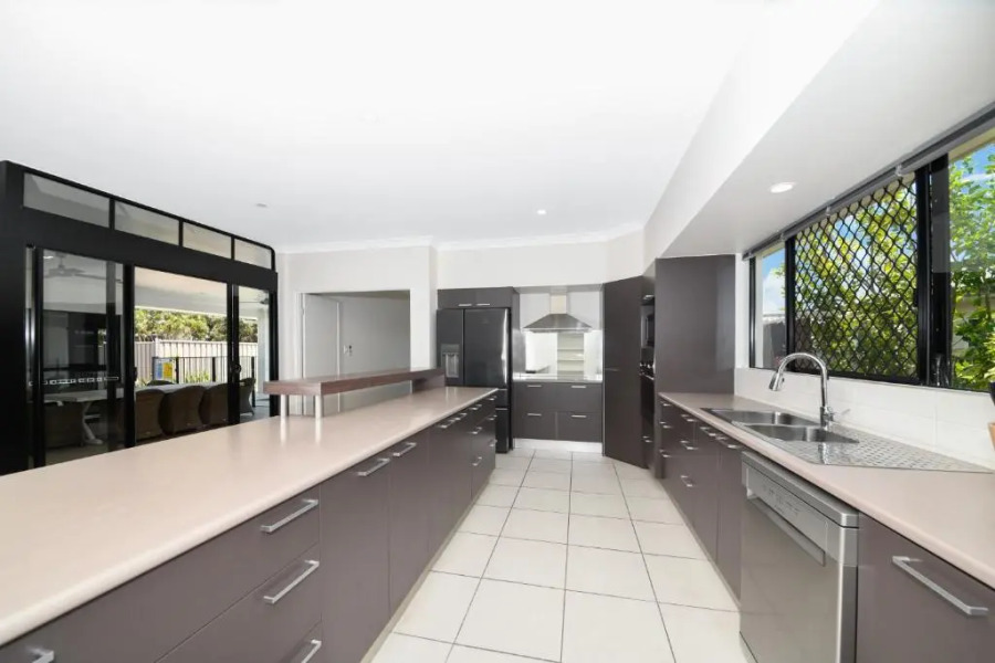 Edge Water 2 minutes from the beach with a pool!