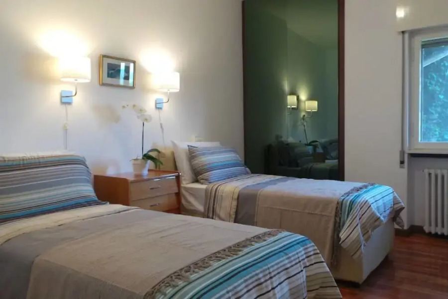 Contemporary Lakeside Villa Enjoying Direct Lake Access, Wifi, BBQ, Near Restaurant and Shop