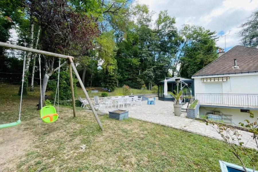 Large house 800 meters from Tours in lush greenery