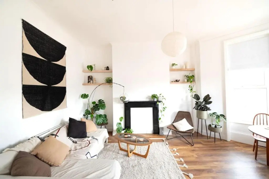 Spacious 2 bedroom sea view flat. Sleeps 6