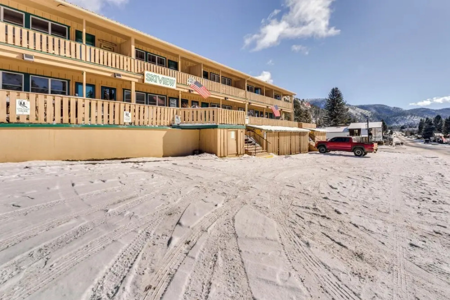 1/2 Mi to Skiing: Red River Condo w/ Free Shuttle!