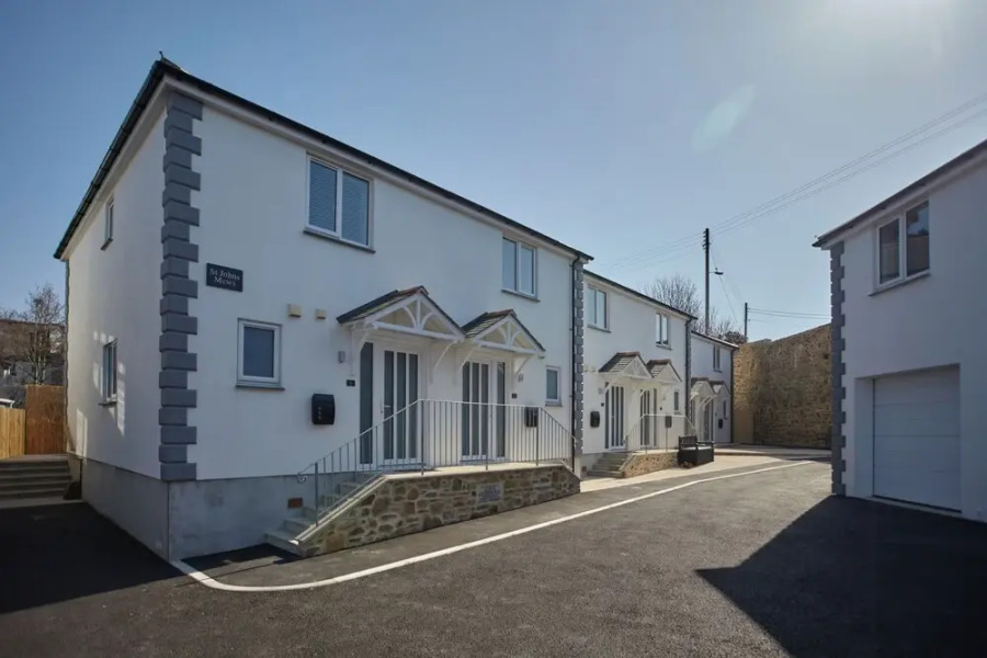 2022 Modern Home In Central Hayle With Parking