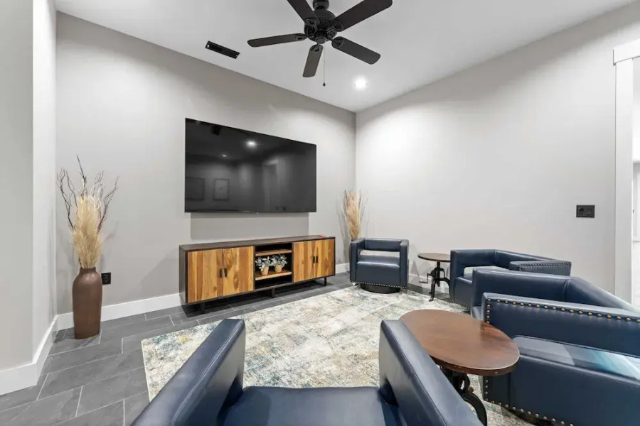 Blue Heron & Gray Fox by Avantstay 2 Lakefront Homes, Sleeps 44 Pool, Dock, Theater