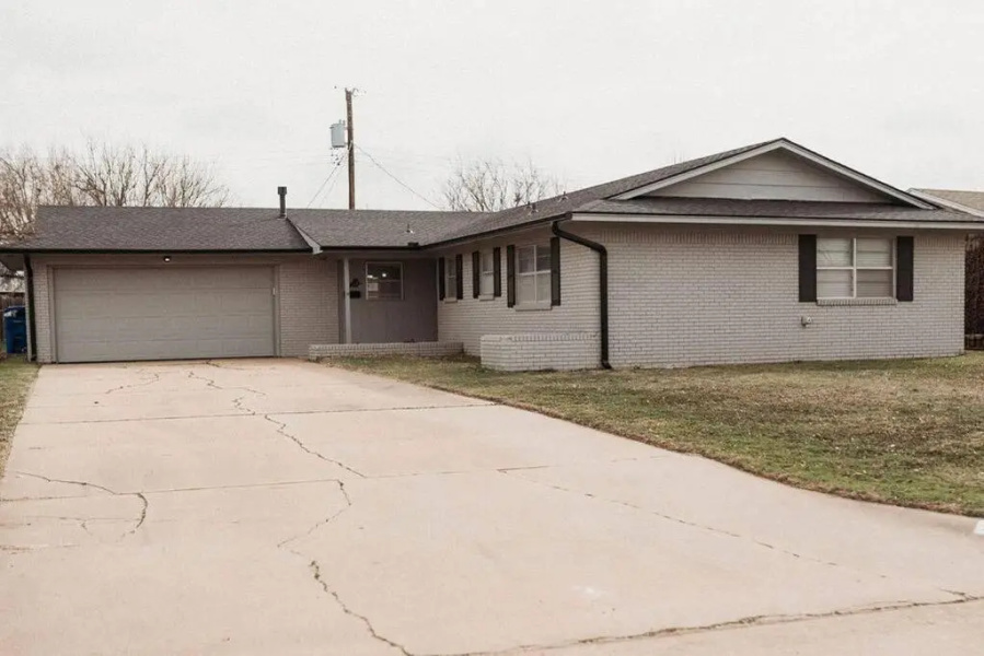 Cozy 3BR/2BA w/ spacious living room +2car garage!