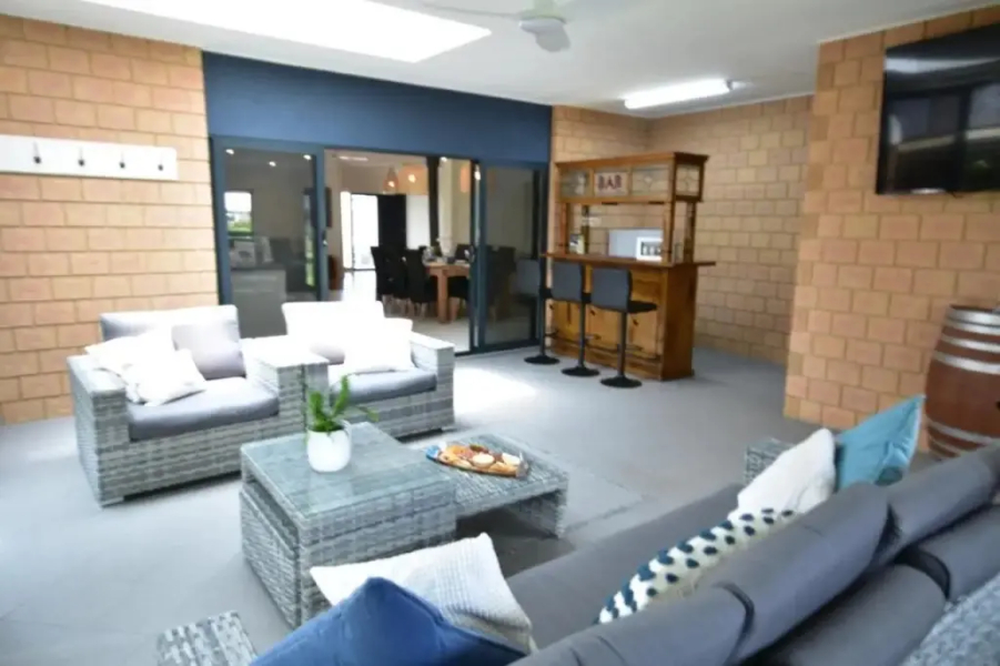 Stan Breeze: Elegant Family Retreat