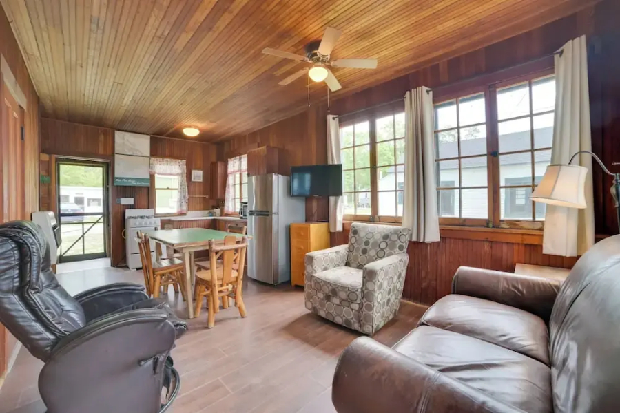 Les Cheneaux Islands Cabin 4 w/ Deck: Pet Friendly