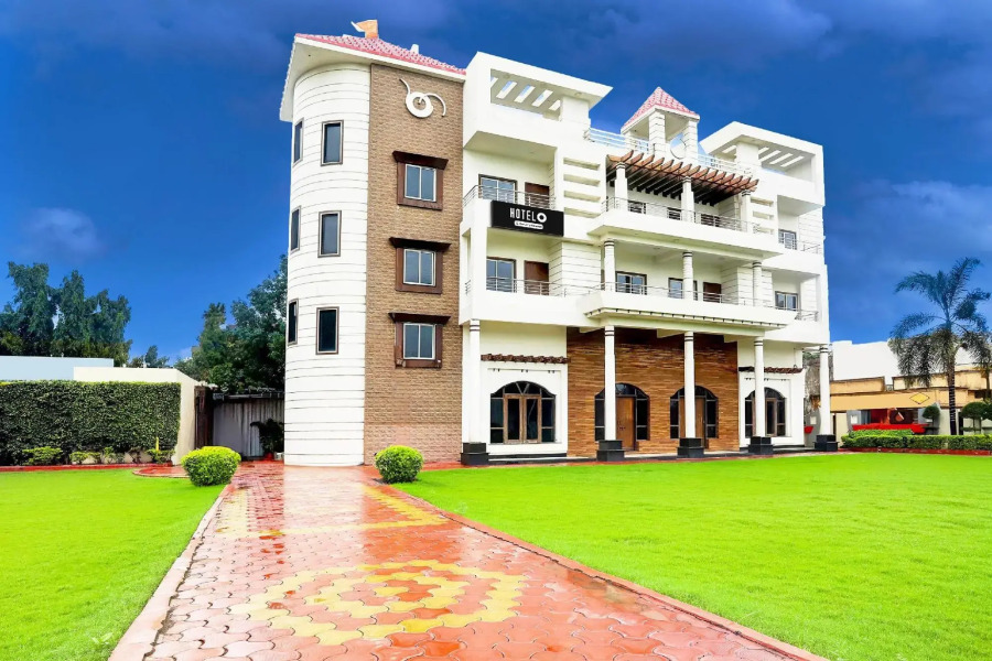 OYO 27960 Hotel Divya Sai Palace