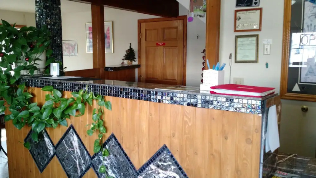 Going-To-The-Sun Inn & Suites