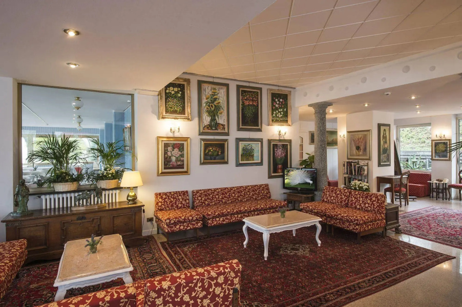 Hotel Carillon