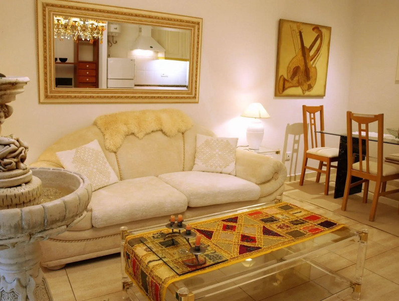 Flatguest Flat with Art