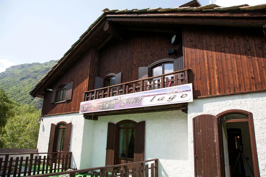 Chalet sul lago Hotel In Montagna