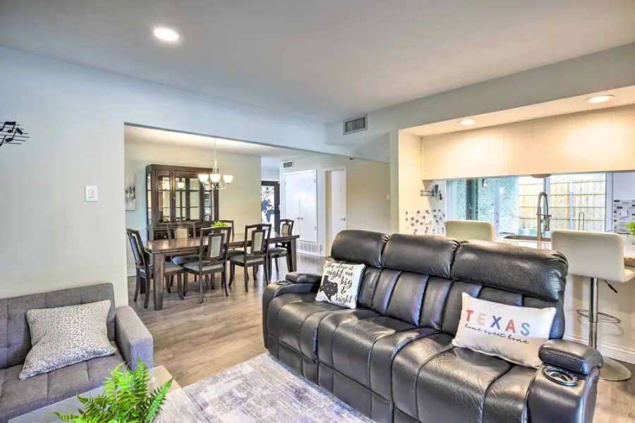 Poolside Oasis: Richardson Home w/ Movie Room!