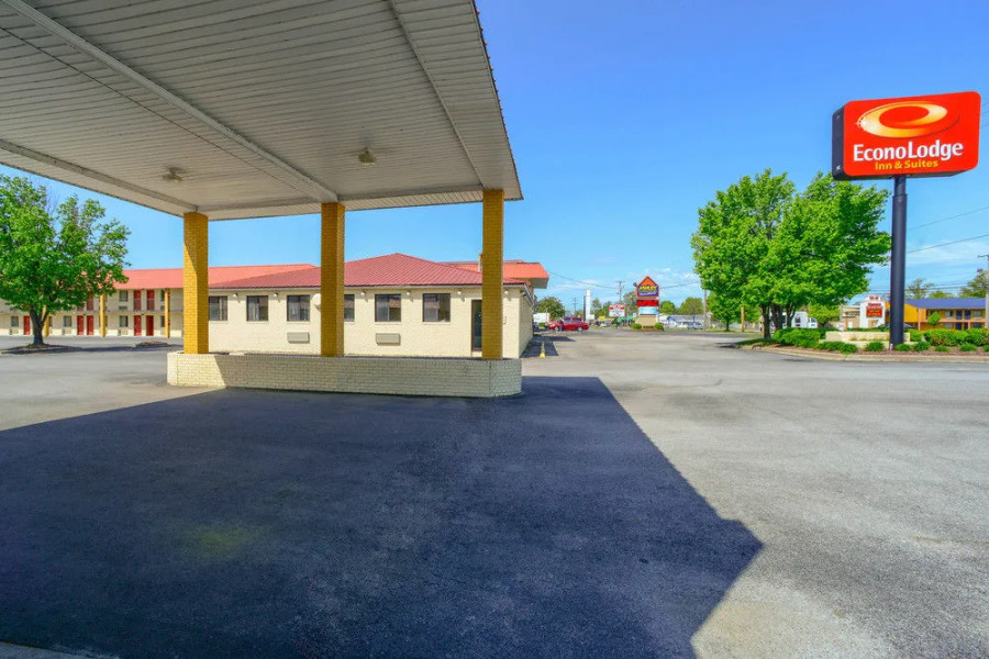 Econo Lodge Inn & Suites